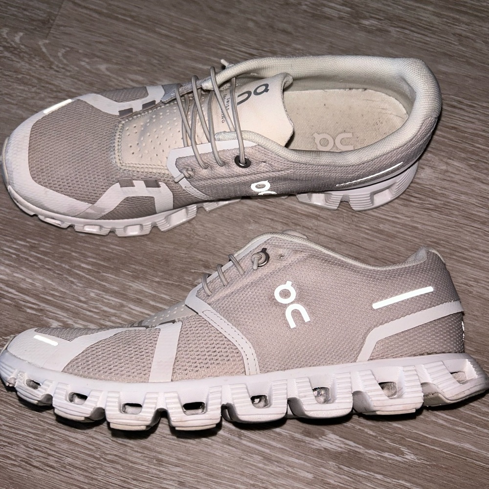 On Cloud Running Sneakers: Cloud 5 
Size 8
Pearl | White